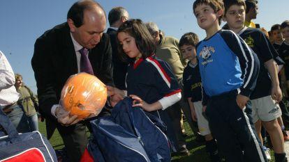 Louzán y Tourís inaugran las pistas de atletismo y un campo de fútbol en o Pombal. Emilio Moldes