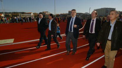 Louzán y Tourís inaugran las pistas de atletismo y un campo de fútbol en o Pombal. Emilio Moldes