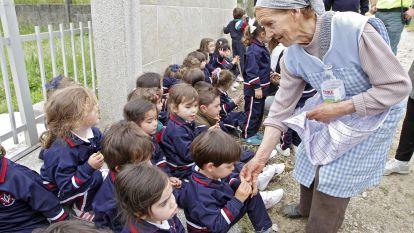 Evacuan sanos a 46 niños de un autobús que ardió en Rubiáns. Gonzalo Salgado