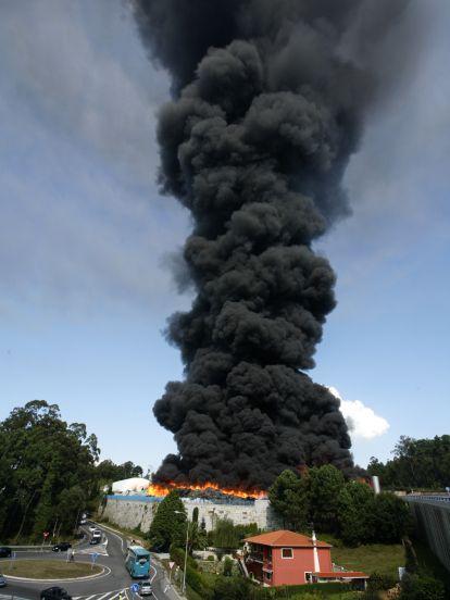Un devastador incendio arrasa la nave de la fábrica cordelera Chicolino. Gonzalo Salgado