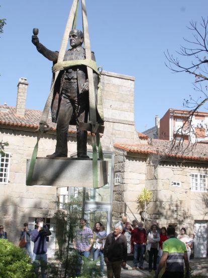 El cuatripartito retira la escultura del fraga albariñense del jardín de torrado