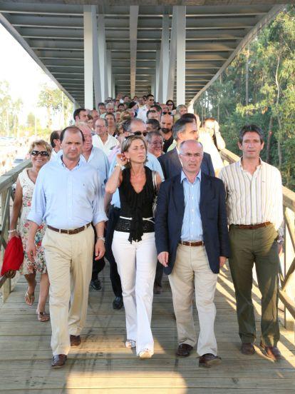 Miles de vecinos inauguran el puente de Santa Marta. Emilio Moldes