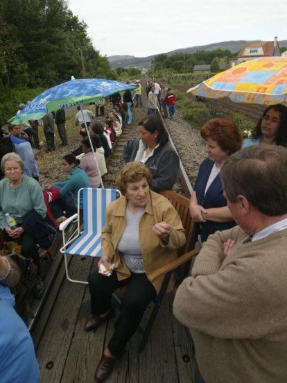 Vecinos de Valga cortan las vías del tren para pedir una solución a los pasos a nivel. Mónica Irago