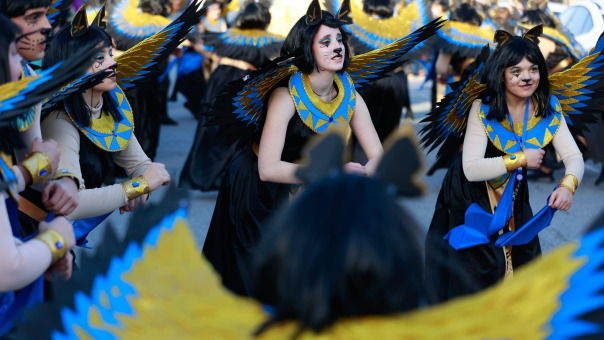 Los disfraces de Meis y los Liborios de A Illa celebran su Entroido en una jornada en la que por fin brilló el sol