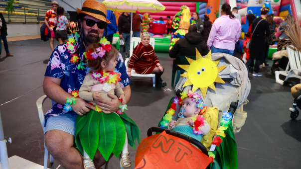 Vilanova pone al mal tiempo buena cara en su primer Carnaval Tropical