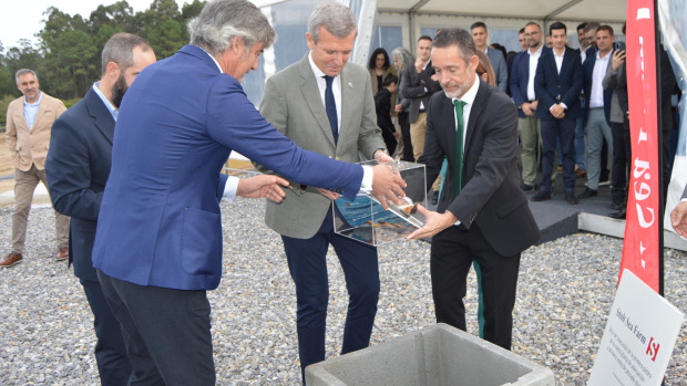 Las autoridades introdujeron la cápsula del tiempo en un cubo de hormigón en el acto de colocación de la primera piedra