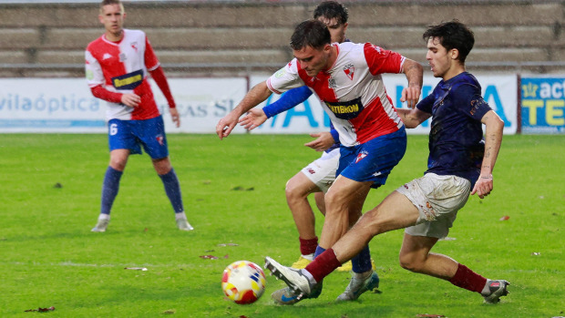 El Arosa llegó a la jornada de descanso tras vencer en casa al Estradense