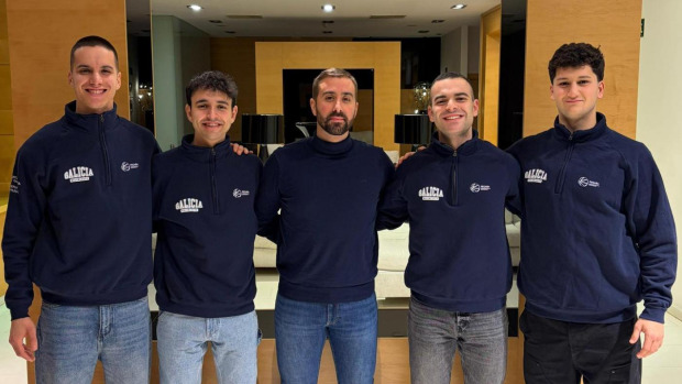 A la izquierda, Pedro Muñoz, junto con sus compañeros de expedición