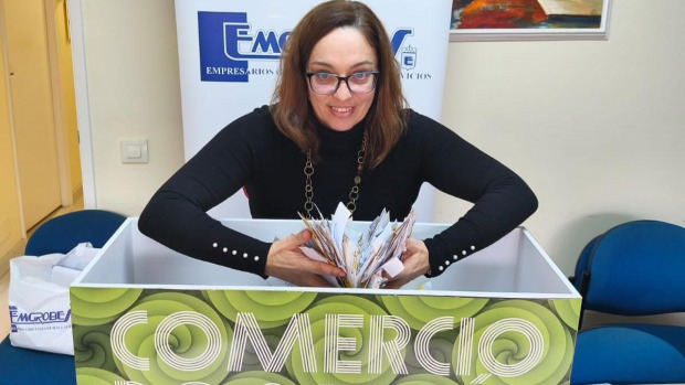 Un momento del sorteo de los vales de compra
