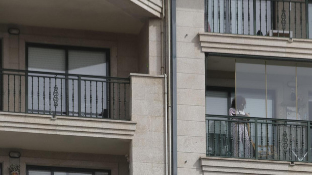 Imagen de archivo de personas en un edificio de Vilagarcía