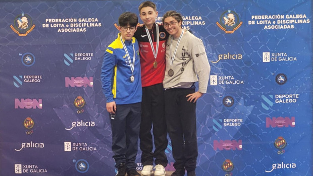 Alejandro Leiro en el primer puesto del podio