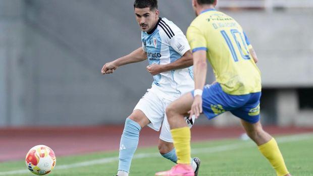 Diego Iglesias trata de defender un balón