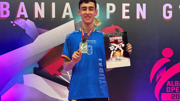 Javi Otero con su medalla de plata en Albania