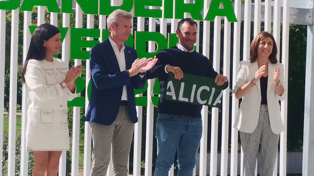 El concejal, Yago Torres, recogiendo la insignia