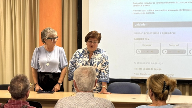 La concejala de Ensino, Carmen Silva, asistió esta semana a la presentación del curso de iniciación a la lengua y cultura gallegas y les deseó a los asistentes que esa formación les sea útil