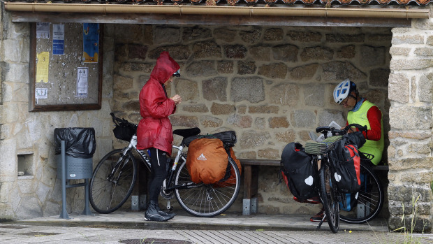 Bicigrinos durante el Camino de Santiago a su paso por Caldas