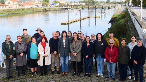 La portavoz nacional del BNG junto a la alcaldesa de Pontecesures y otros responsables locales del Baixo Ulla