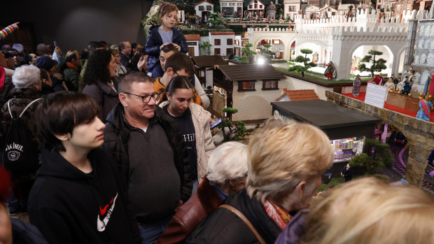 Vecinos de Valga visitando en Belén artesanal
