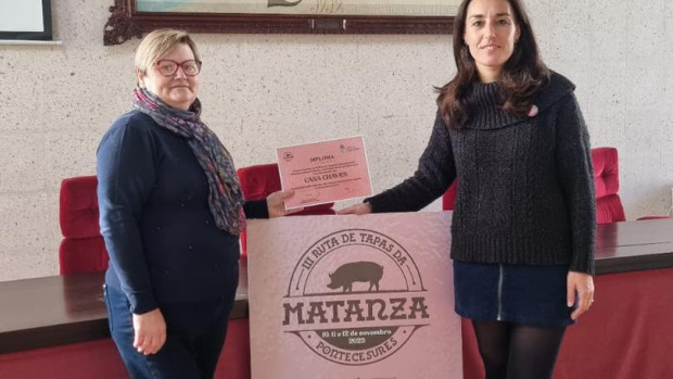 La alcaldesa entregando los premios tras la Ruta de Tapas de 2023