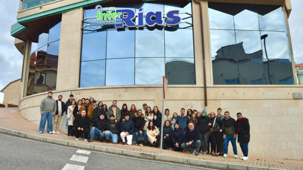 El alumnado que participó en la formación frente a la sede de InterRías