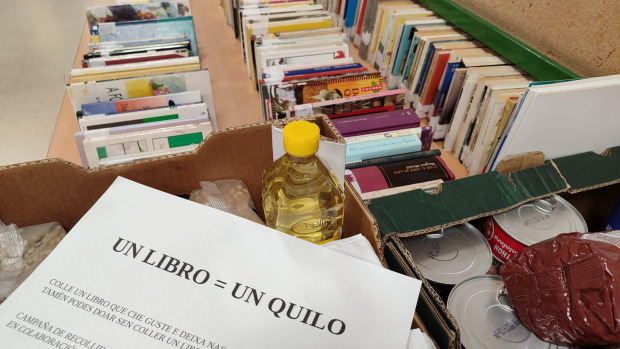 Stand de libros que estaba colocado en el instituto