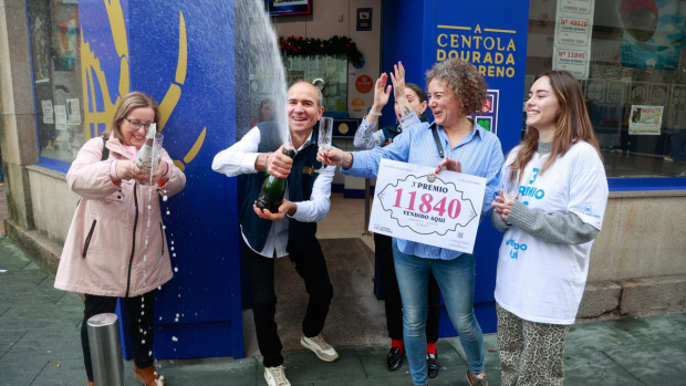 Celebrando los premios de la Lotería de Navidad en Arousa