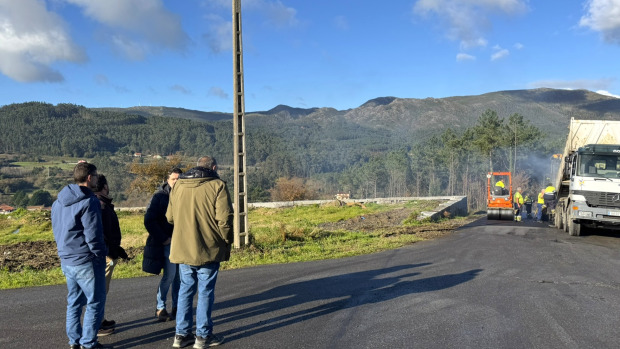 El alcalde y el concejal de Urbanismo visitan las obras en Boiro de Arriba