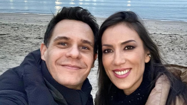 El presentador y la periodista en la playa de A Compostela