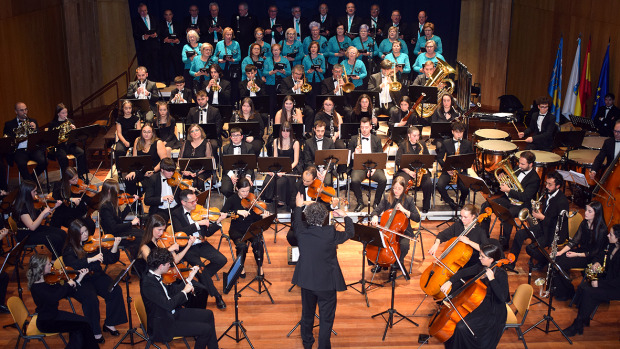 La Banda Municipal de Valga, la Orquestra Clásica y la Coral Polifónica Santa Comba de Cordeiro