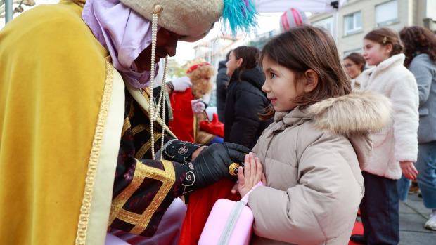 Los Reyes Magos desembarcaron en la Praza da Liberdade de Carril en sus coches descapotables
