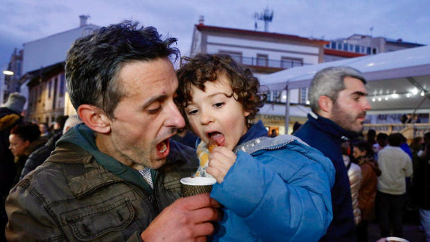 Padre e hijo disfrutando de los churros con chocolate en San Xulián