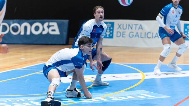 Alan Dávila intenta devolver el balón