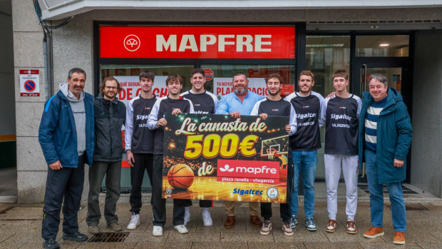 Jugadores y directivos en la oficina de la Plaza de Ravella