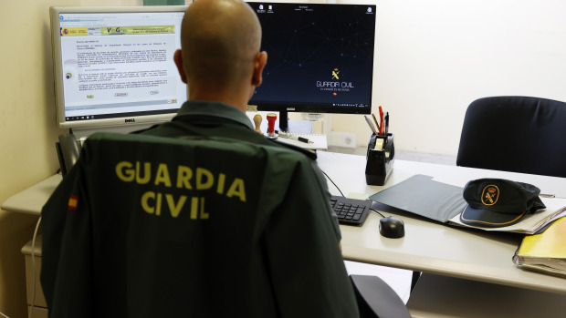 Un agente de la Guardia Civil en su despacho