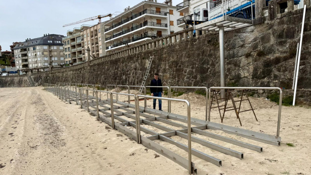 Obras para la instalación de una nueva pasarela en la playa de Silgar