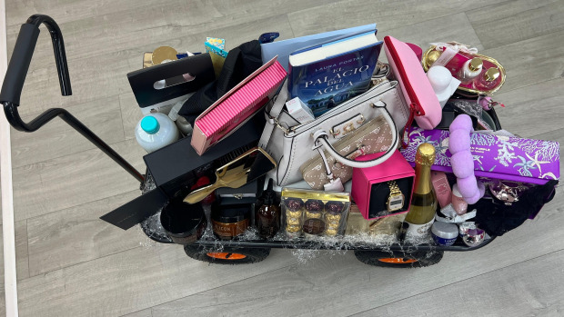 La cesta está expuesta en el Bar Santa Cruz de Castrelo