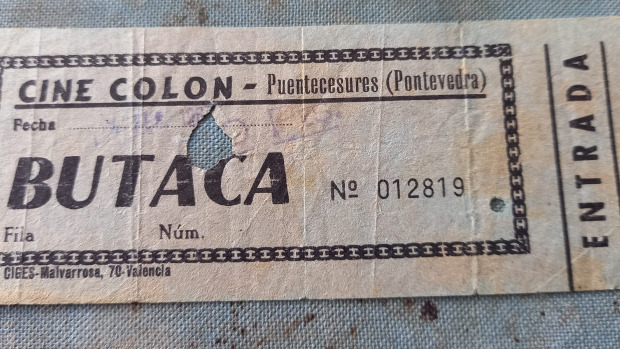 Antigua entrada del cine Colón, en Pontecesures