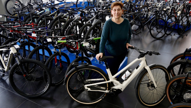Bicicletas eléctricas en la tienda Deportes Rodas, en Vilagarcía de Arousa