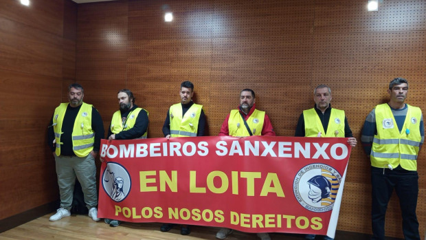 Trabajadores de Emerxencias Sanxenxo durante un Pleno