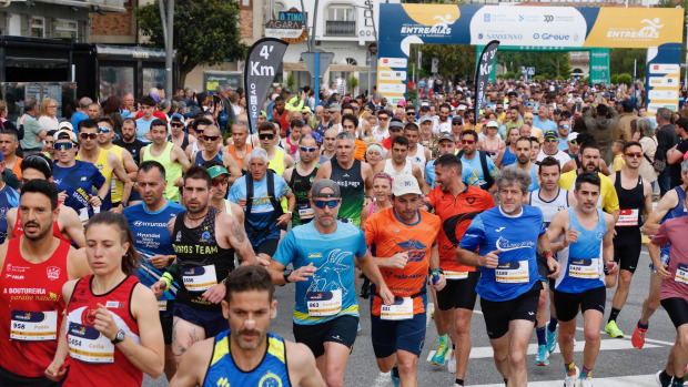 Participantes en una edición anterior de la Media Maratón Entre Rías