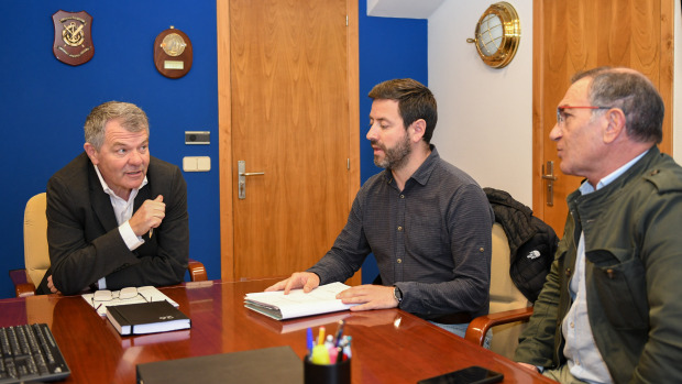 El alcalde, Samuel Lago, y el presidente de Portos, José Antonio Álvarez, durante la reunión