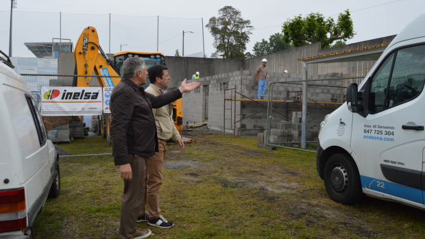 Visita del alcalde, Telmo Martín, y el concejal de Deportes, Marcos Guisasola, a las obras del campo de Baltar de Abajo