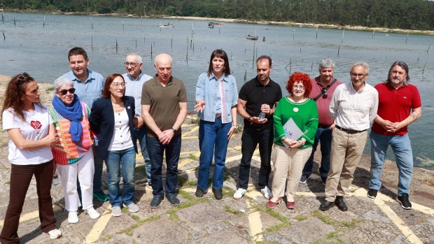 La portavoz nacional del BNG, Ana Pontón, con representantes de las mariscadoras y del partido