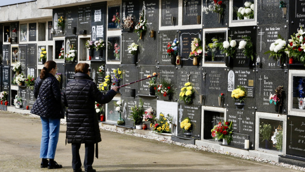 Dos vecinas en el cementerio de Rubiáns el Día de Difuntos