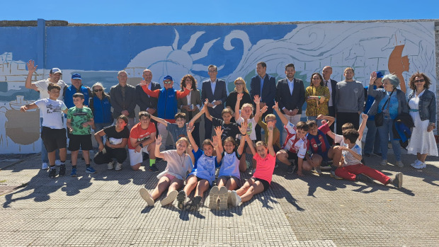 Participantes en la iniciativa 'O mar empeza aquí' en Portonovo