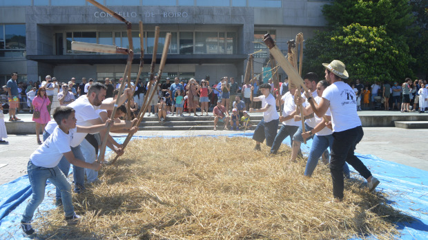 La recreación de la malla de centeno tuvo lugar en la Praza de Galicia
