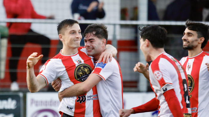 Sobrido, que le marcó a su exquipo, celebra con sus compañeros el 2-0