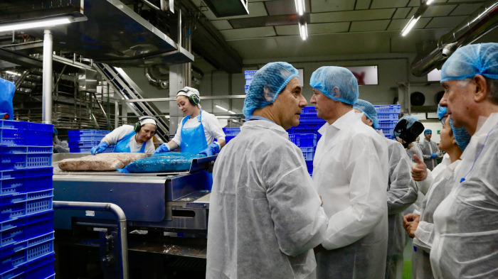 El presidente de Jealsa, Jesús Manuel Alonso, guió al presidente de la Xunta de Galicia, Alfonso Rueda, en su visita por las instalaciones del nuevo centro tecnológico de la empresa