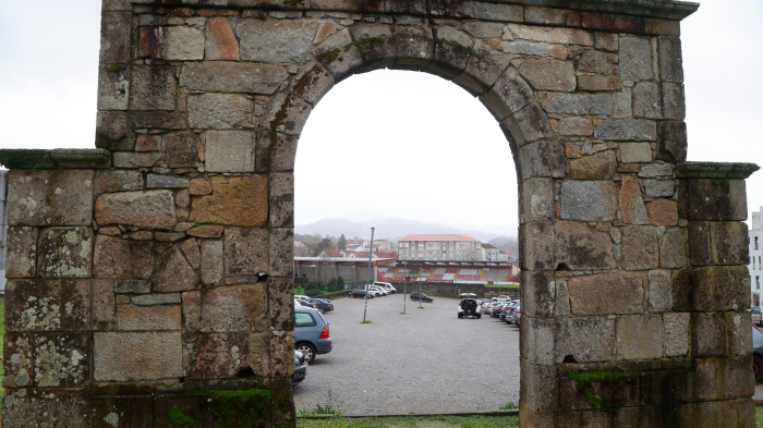 Aparcamiento disuasorio en Bosque de Desamparados, cerca del campo de A Lomba y de la Escola de Idiomas