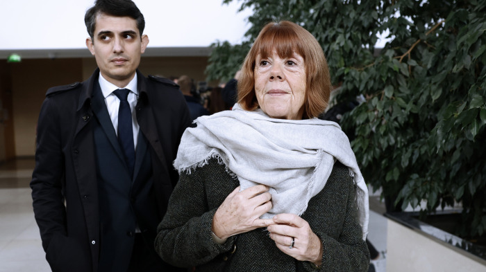 08 diciembre 2024Avignon (France), 27/11/2024.- Gisele Pelicot (R), escorted by her lawyer Stephane Babonneau (L), leaves the criminal court in Avignon, France, 27 November 2024, where her ex-husband stands trial. Dominique Pelicot is accused of drugging and raping his then-wife, Gisele Pelicot. He is also accused of inviting dozens of men to rape her while she was unconscious at their home in Mazan, France, between 2011 and 2020. Fifty other men are facing trial for their alleged involvement. Dominique Pelicot could face a maximum sentence of 20 years in prison if convicted. (Francia) EFE/EPA/YOAN VALAT